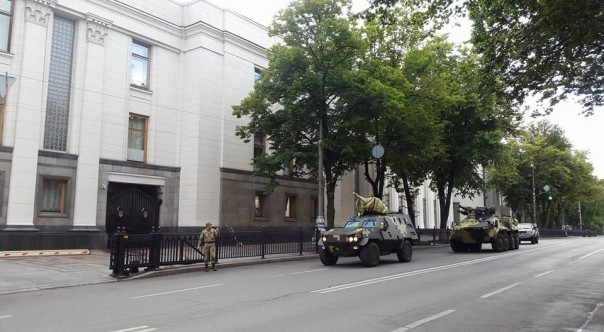 Во двор Верховной Рады въехала военная бронетехника
