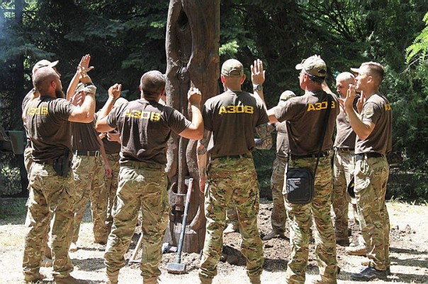 Сотрудники МВД Украины устроили языческий молебен перед деревянным истуканом Сотрудники МВД Украины устроили языческий молебен перед деревянным истуканом