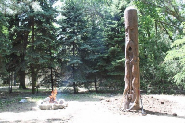 Сотрудники МВД Украины устроили языческий молебен перед деревянным истуканом Сотрудники МВД Украины устроили языческий молебен перед деревянным истуканом