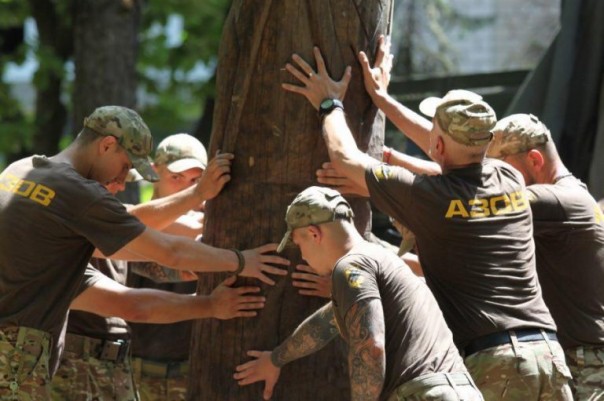 Сотрудники МВД Украины устроили языческий молебен перед деревянным истуканом Сотрудники МВД Украины устроили языческий молебен перед деревянным истуканом