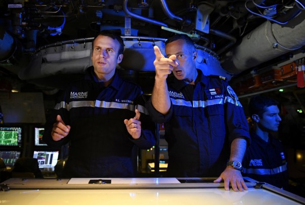 Макрон опустился под воду на атомной подводной лодке