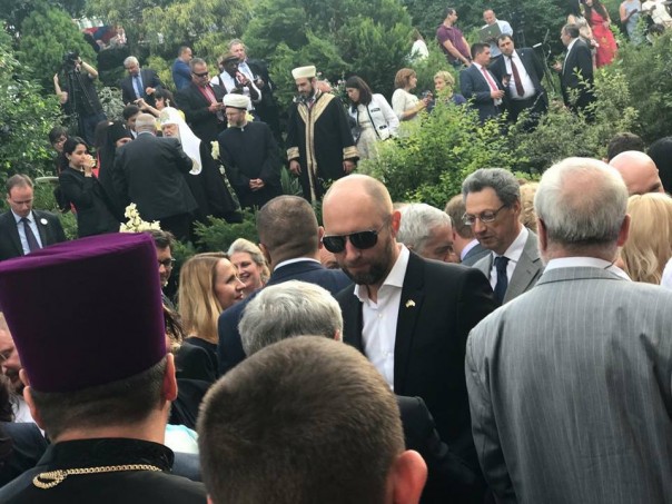 "Сеня Стэтхем". Яценюк сменил имидж и превратился в брутала