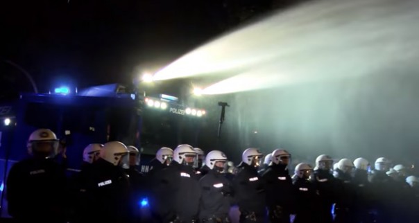 Гамбург. Как правильно разгонять несанкционированный митинг