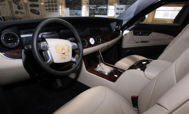 Путин прокатился на первом отечественном VIP-лимузине из "Кортежа"