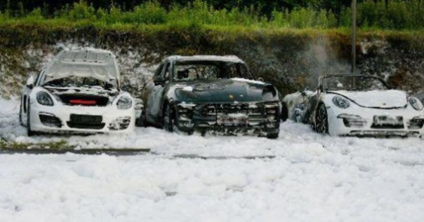 Перед саммитом G20 в Гамбурге радикалы подожгли автосалон Porsche Перед саммитом G20 в Гамбурге радикалы подожгли автосалон Porsche