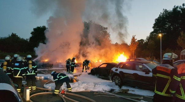 Перед саммитом G20 в Гамбурге радикалы подожгли автосалон Porsche