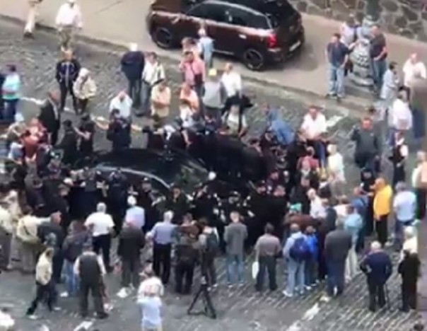 В Киеве автомобиль въехал в толпу митингующих у здания правительства