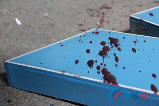 В Луганске возле Дома Правительства в результате теракта погибла женщина, пять человек ранены [18+]