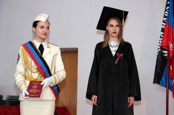 Выпускникам Донбасской юридической академии вручили российские дипломы и дипломы ДНР