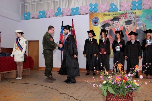 Выпускникам Донбасской юридической академии вручили российские дипломы и дипломы ДНР Выпускникам Донбасской юридической академии вручили российские дипломы и дипломы ДНР