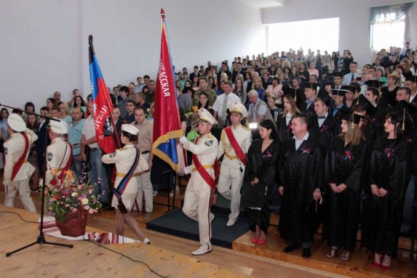 Выпускникам Донбасской юридической академии вручили российские дипломы и дипломы ДНР Выпускникам Донбасской юридической академии вручили российские дипломы и дипломы ДНР