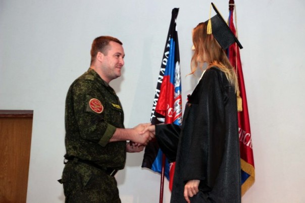 Выпускникам Донбасской юридической академии вручили российские дипломы и дипломы ДНР Выпускникам Донбасской юридической академии вручили российские дипломы и дипломы ДНР