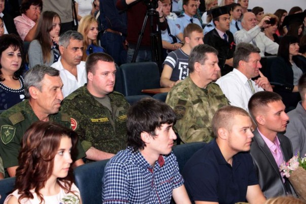 Выпускникам Донбасской юридической академии вручили российские дипломы и дипломы ДНР Выпускникам Донбасской юридической академии вручили российские дипломы и дипломы ДНР