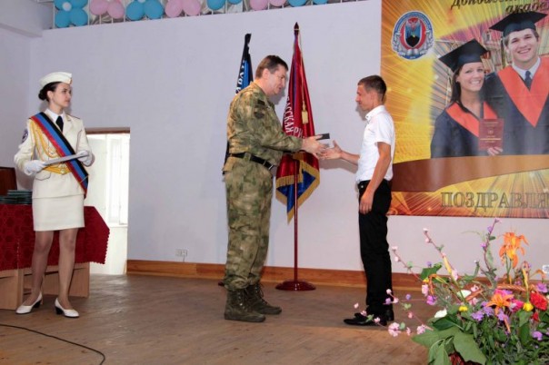 Выпускникам Донбасской юридической академии вручили российские дипломы и дипломы ДНР Выпускникам Донбасской юридической академии вручили российские дипломы и дипломы ДНР