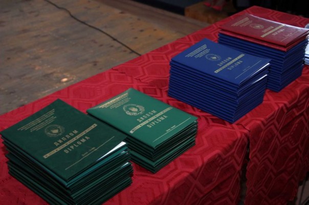 Выпускникам Донбасской юридической академии вручили российские дипломы и дипломы ДНР Выпускникам Донбасской юридической академии вручили российские дипломы и дипломы ДНР