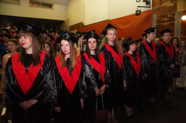 Выпускникам Донбасской юридической академии вручили российские дипломы и дипломы ДНР Выпускникам Донбасской юридической академии вручили российские дипломы и дипломы ДНР