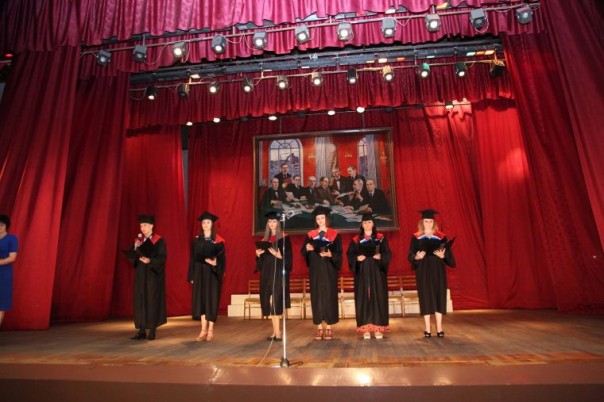 Выпускникам Донбасской юридической академии вручили российские дипломы и дипломы ДНР Выпускникам Донбасской юридической академии вручили российские дипломы и дипломы ДНР