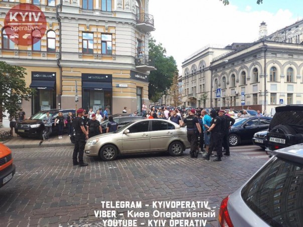 В Киеве радикалам не дали забросать коктейлями Молотова посольство Польши