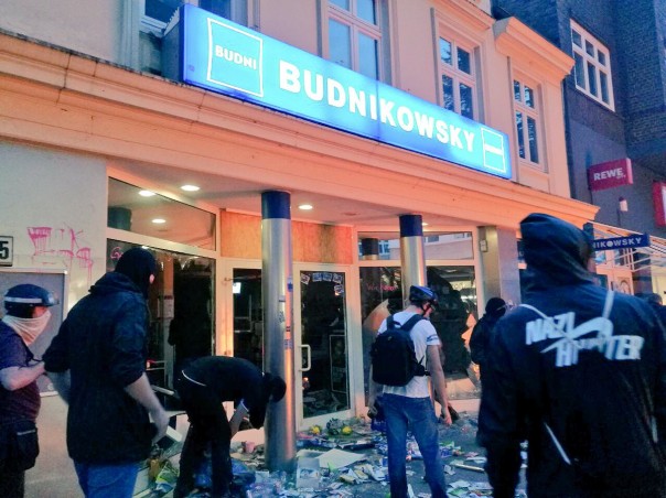 Протестующие в Гамбурге громят и грабят магазины. Полиция Гамбурга приступила к силовому разгону протестующих
