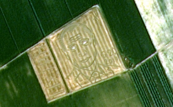 Российский спутник снял из космоса портрет Путина на поле в Италии