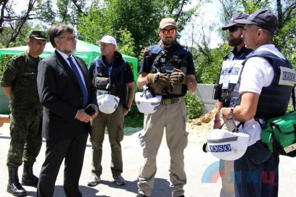 Сводка от НМ ЛНР 8 июля 2017. Брифинг представителей МГБ и МВД ЛНР по поводу теракта в Луганске. Киев сорвал отвод на КПВВ Станица Луганская Сводка от НМ ЛНР 8 июля 2017. Брифинг представителей МГБ и МВД ЛНР по поводу теракта в Луганске. Киев сорвал отвод на КПВВ Станица Луганская