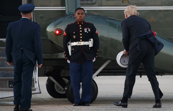 Трамп тщетно пытался вернуть солдату сорванную ветром фуражку