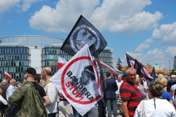 В Польше накануне годовщины Волынской резни призвали не давать жизни бандеровцам В Польше накануне годовщины Волынской резни призвали не давать жизни бандеровцам