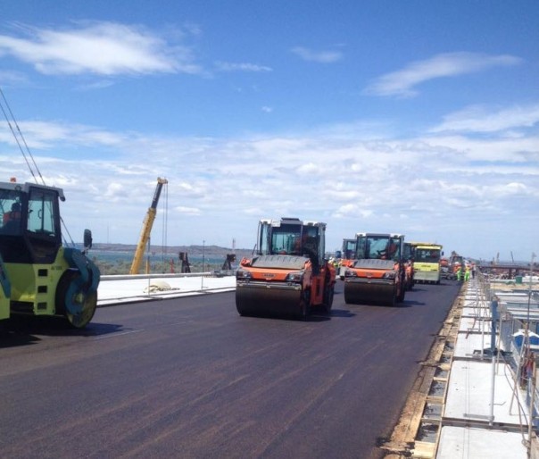 На Керченском мосту началась укладка асфальта