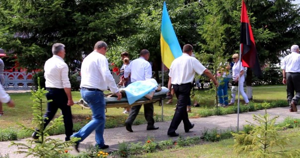 Символично: Во время речи в честь Шухевича умер глава районной ячейки УПА - отправился к бандере в ад в прямом эфире. Символично: Во время речи в честь Шухевича умер глава районной ячейки УПА - отправился к бандере в ад в прямом эфире.