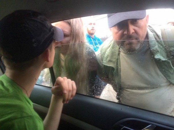 В Киеве 10 человек в масках с криками «Вот вам, пид…расы!» напали на организаторов лекции «Трансгендер» В Киеве 10 человек в масках с криками «Вот вам, пид…расы!» напали на организаторов лекции «Трансгендер»