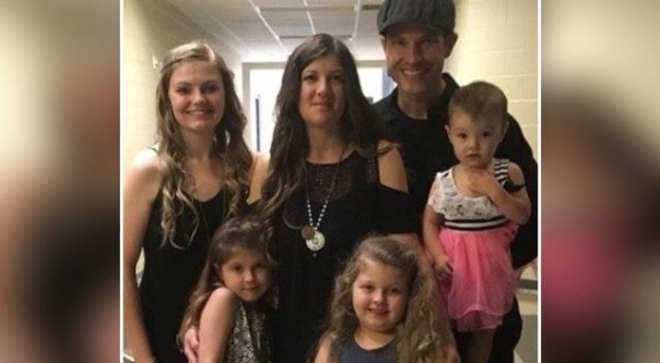 Хозяева веганского кафе разрешили детям бегать там голыми и испражняться на пол