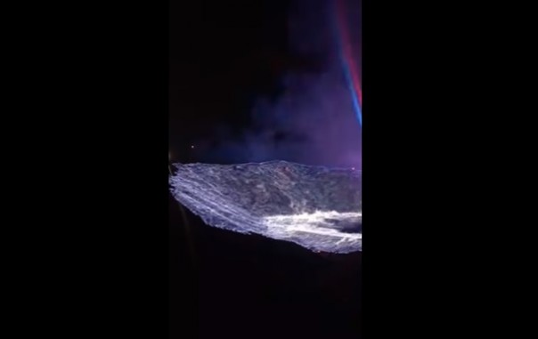 В США сняли вспыхнувшую голубым пламенем землю