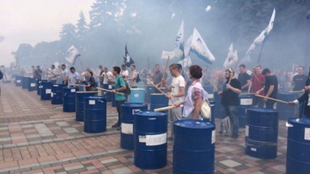 Под Радой бьют в "барабаны свободы" и бросают файеры в поддержку генпрокурора Луценко