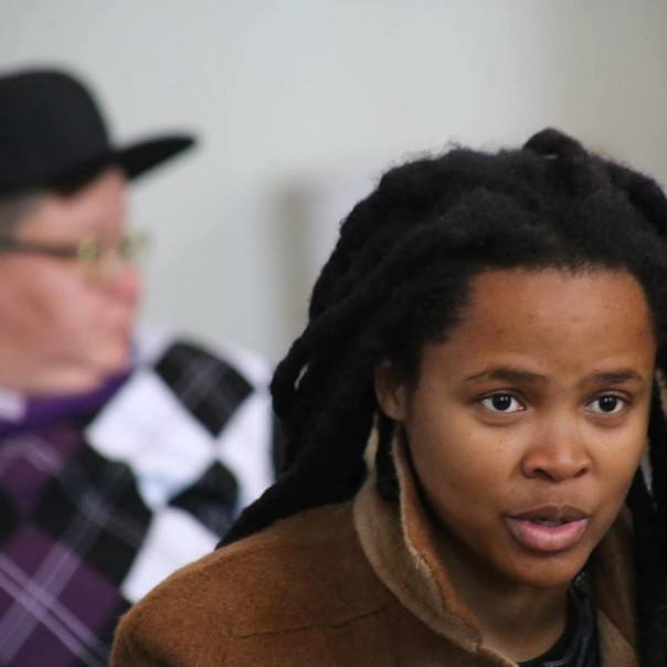 "Тут тебе не Африка!" - арендодатель спустил с лестницы темнокожую студентку "Тут тебе не Африка!" - арендодатель спустил с лестницы темнокожую студентку