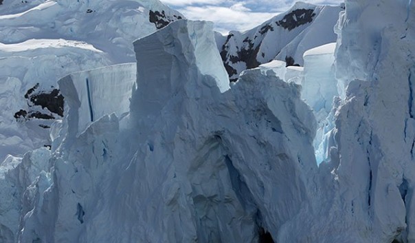 Гигантский ледник массой 1 триллион тонн откололся в Антарктиде.