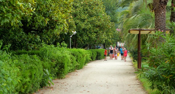 Местные жители стали сопровождать гостей после налета на туристов из России