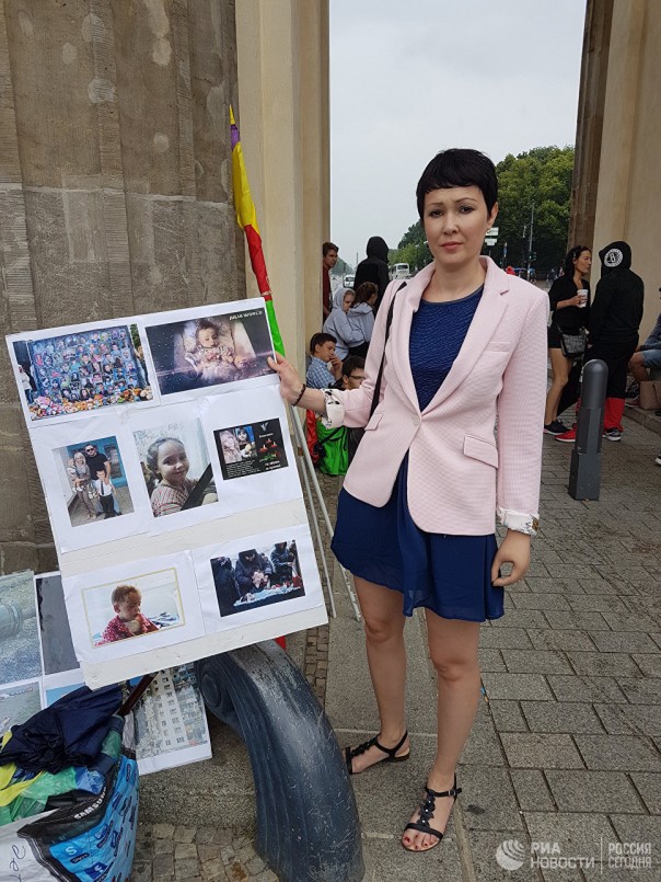 Митинг в Берлине: медсестра из Горловки хочет остановить обстрелы Донбасса Митинг в Берлине: медсестра из Горловки хочет остановить обстрелы Донбасса