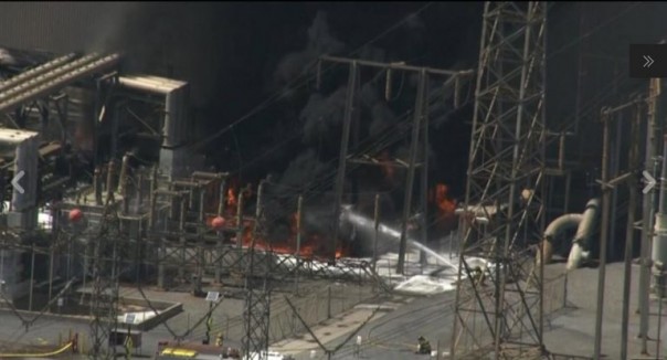 Очень большой пожар на электростанции в США. Очень большой пожар на электростанции в США.