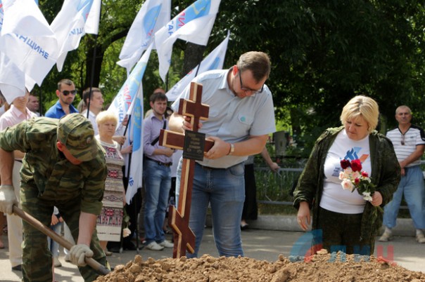 Сводка от НМ ЛНР 14 июля 2017. Укрофашисты за неделю выпустили по территории ЛНР более 500 боеприпасов, за сутки 4 раза нарушили "режим тишины" Сводка от НМ ЛНР 14 июля 2017. Укрофашисты за неделю выпустили по территории ЛНР более 500 боеприпасов, за сутки 4 раза нарушили "режим тишины"