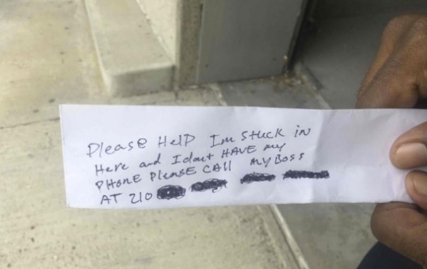 Застрявшего в банкомате рабочего не спасали, приняв просьбы за шутку