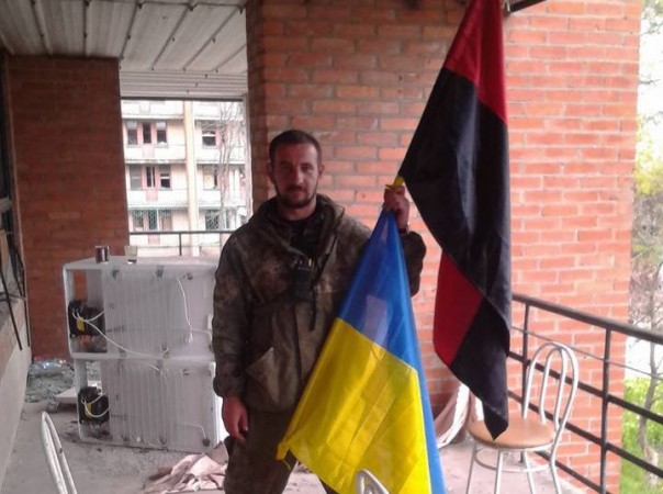 В Киеве контуженный хрюмберг напал на детей из Донецка, которые хотели сжечь флаг Украины