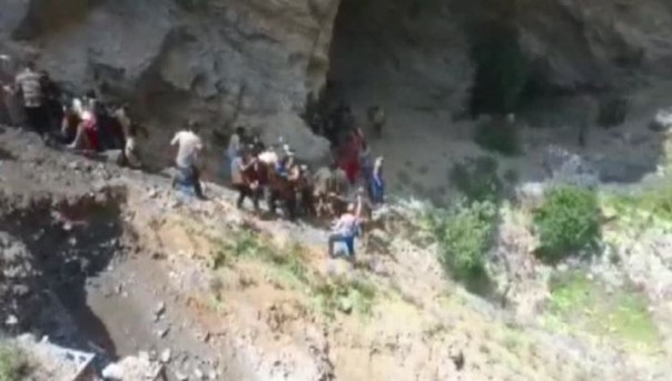 В Индии автобус с паломниками сорвался в ущелье