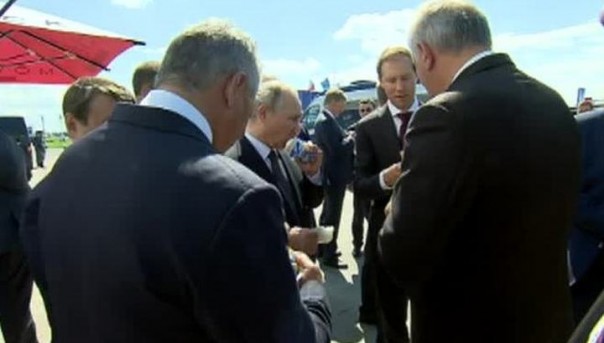 Путин угостил всех мороженым на тысячу, Чемезов - на пять