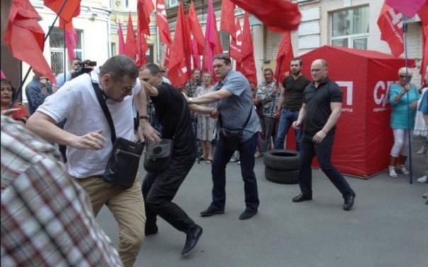 Под зданием Печерского суда Киева произошла стычка между народными депутатами