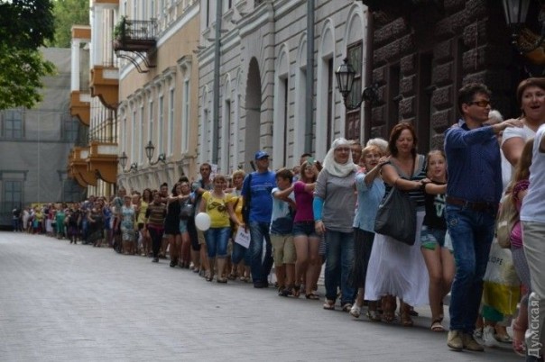Завидуй, вата! В Одессе установлен рекорд Украины по самому длинному "паровозику" из людей