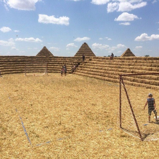 В ставропольском селе построили соломенную «Зенит-Арену» за 41 тысячу рублей