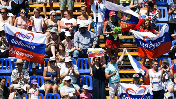 Россиян на ЧМ в Венгрии заставили снять одежду с советской символикой