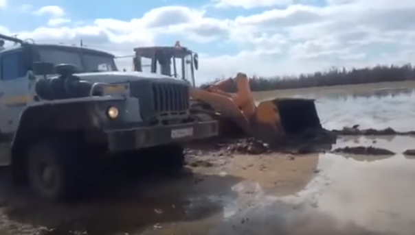Видео о веселых якутских охотниках на болотах и медведе-воришке