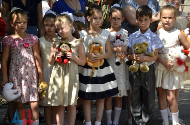 В Горловке в третью годовщину со дня начала обстрелов города открыли мемориал погибшим жителям