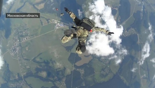 Военные и десантники Росгвардии осваивают парашютные инновации